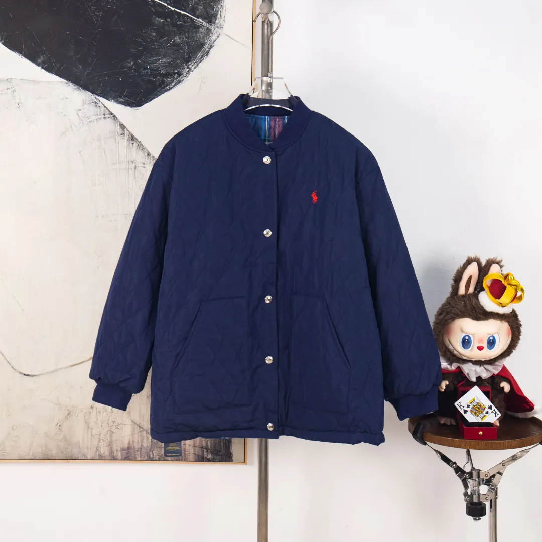 P380 zp version [Exclusive supply] Ralph Lauren/Ralph Lauren 2024aw Autumn and Winter Red Label Pony Navy Blue Plaid Diamond Plaid Reversible Imitation Feather Jacket - Double-sided washed cotton, four-in-one quilting, thick plate ✅ - Customized retro silver and bronze brand hardware buckle ✅ - Face with brushed feeling memory cloth 1X1 cotton flat machine thread collar, warm and comfortable ✅ - RL double-sided series, one-piece, two-match Spend one dollar to buy double happiness. Plain navy blue on the front. Simple and versatile. Retro color checkered on the back. Eye-catching. Pragmatic double-sided four-in-one quilted embroidered cotton jacket. Customized 1X1 cotton ribbed collar. Keeps the upper body warm without weighing down. Same style for men and women. Highly recommended. Color: Blue Size: S M L XL Number: WW10757